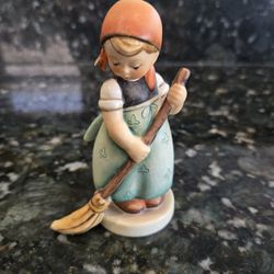 Goebel M.I. Hummel "Little Sweeper" figurine (Hum 171)