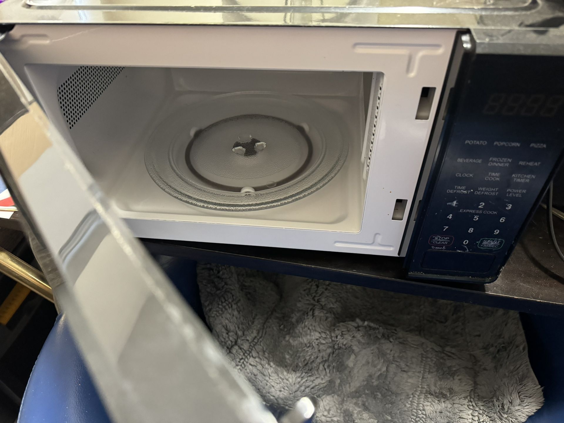 Small Super Clean Microwave For $25