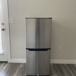 Insignia 4.9 Cu Ft Bottom Mount Compact Fridge 
