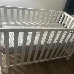 Baby Crib With Mattress 