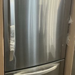 Lg New In The Box 33” In W 26 Cu Ft Bottom Freezer Refrigerator  w/Multi-Air Flow And Smart Coolimg In PrintProof Stainless Steel