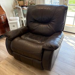 FREE Delivery 🚚 - Lovely Chocolate Brown Rocker Recliner. Works like new.