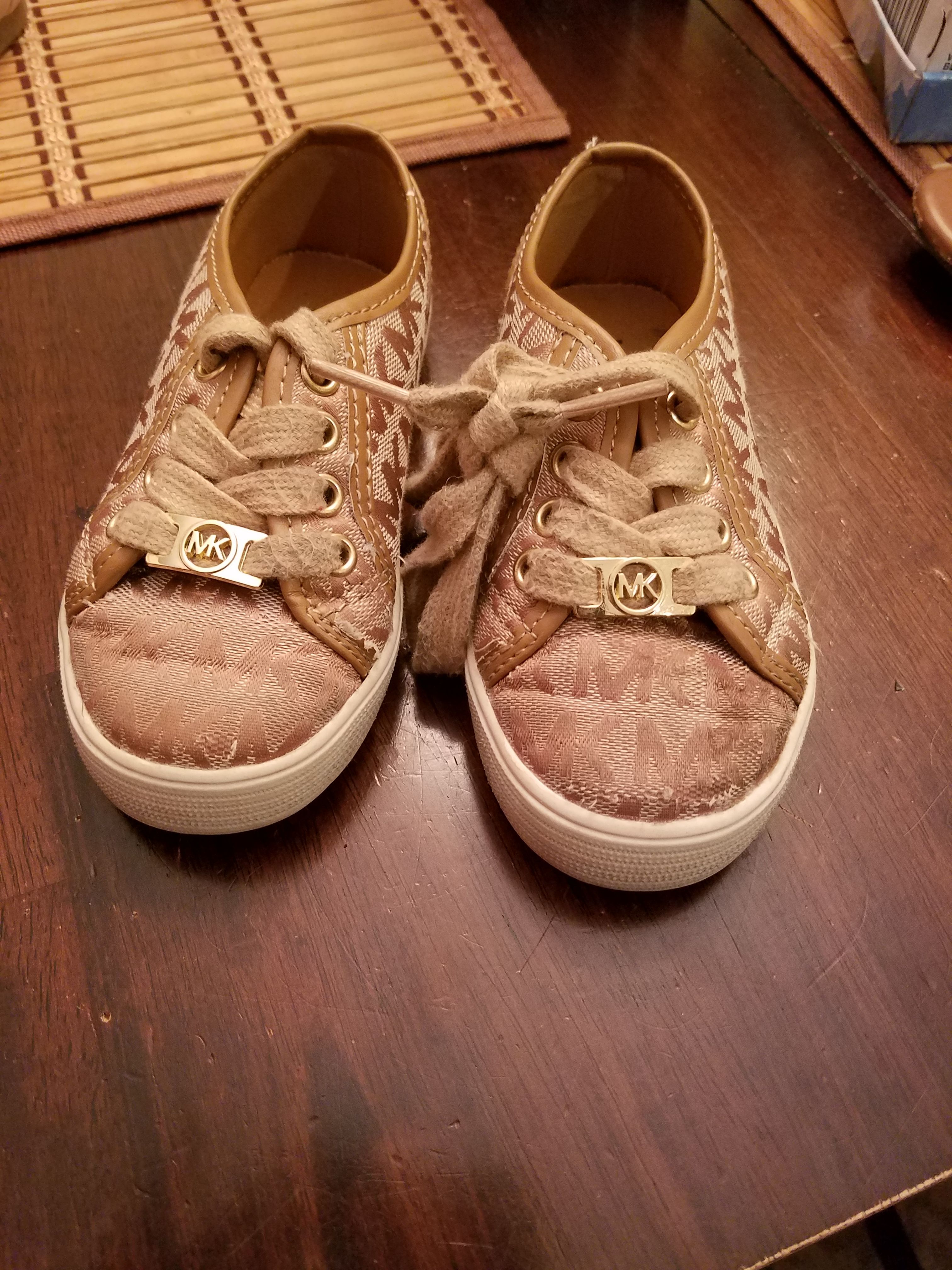 Girls shoes