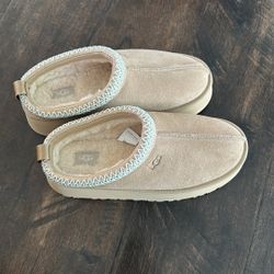 LIKE NEW UGG Slippers Platform 