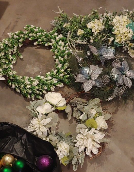 Christmas Wreaths , Ornaments