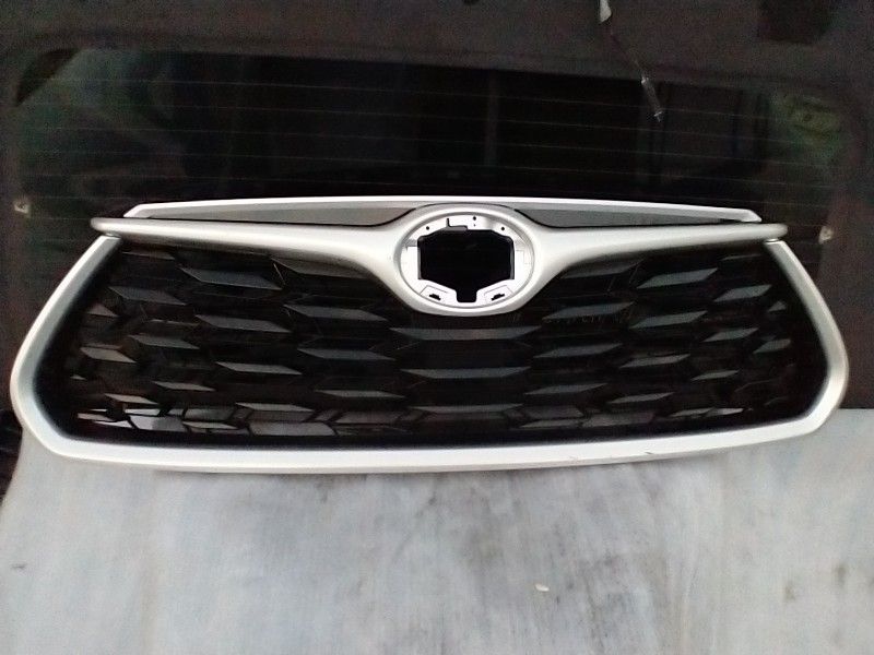 2021 Toyota RAV Front Bumper Grill Gloss Black Painted Center With Silver Painted Trim OEM Part