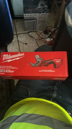 Milwaukee  M12 plastic pipe shear