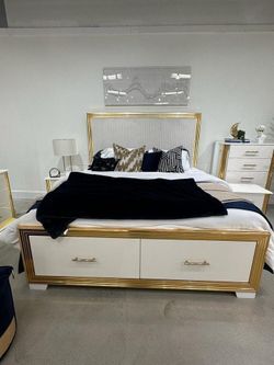 Elegantly Designed Queen Bed/Bedroom Set w/Gold Stripe & LED Lights