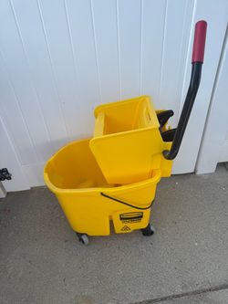 Rubbermaid WaveBrake 35 qt Mop Bucket Yellow