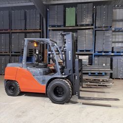 2017 Toyota 11,000 lbs capacity forklift 