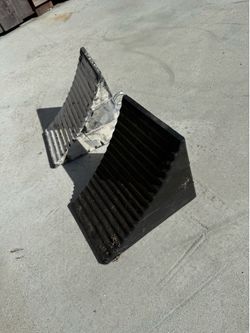 Heavy duty wheel chocks