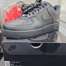 Air Force 1 Supreme Black Size: 10.5