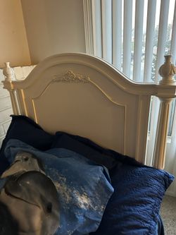 TWIN BED WITH MATTRESS LIKE NEW 100 Dlls