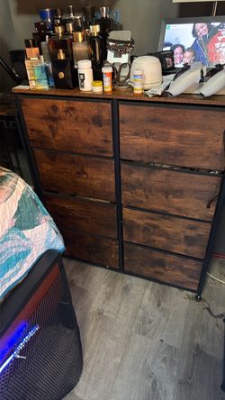 Dresser. Small  8 draws. No handle