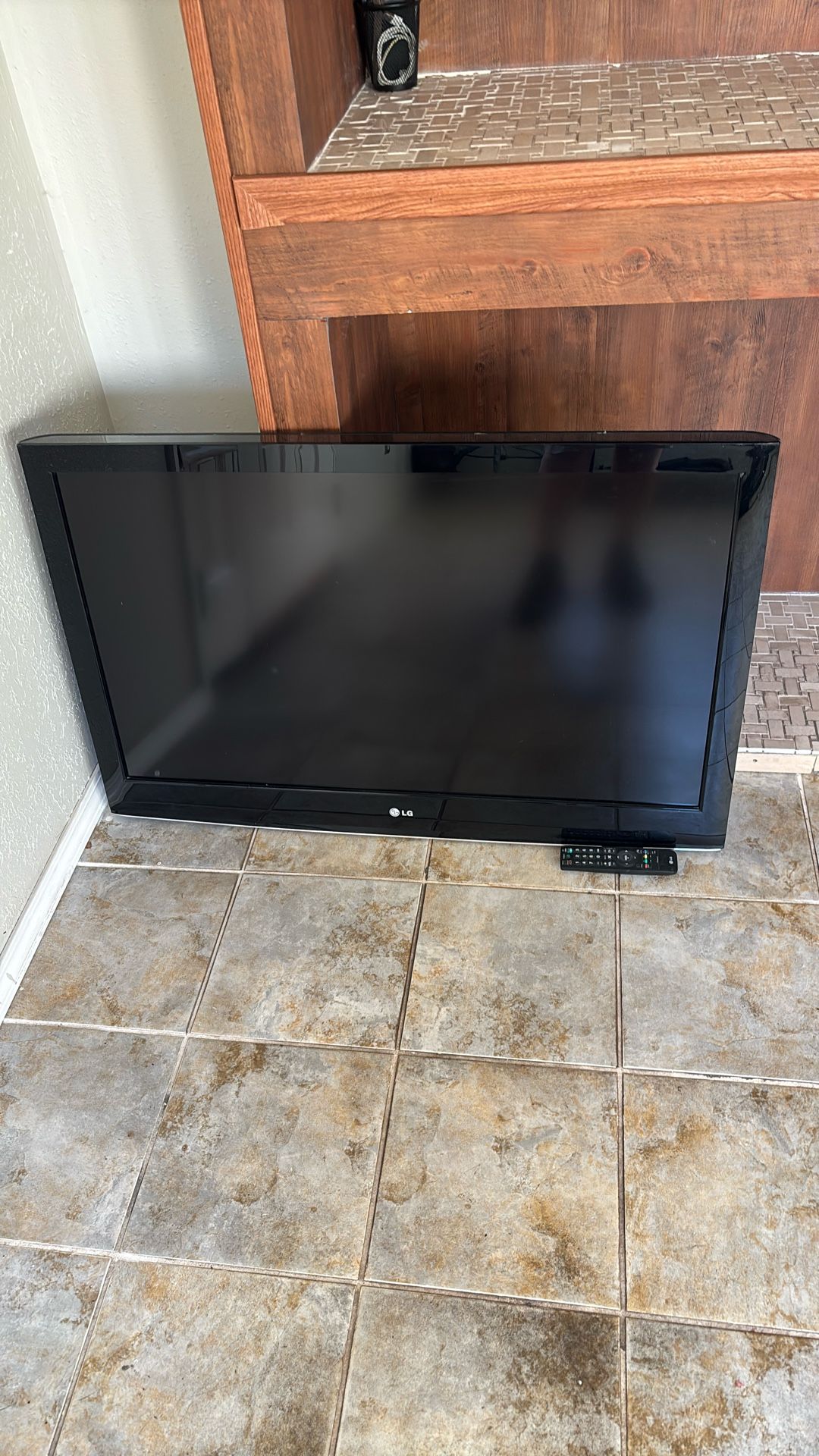 36 In LG Flat Screen TV/ W Remote
