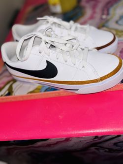 Women’s Nike Court Legacy Sneaks