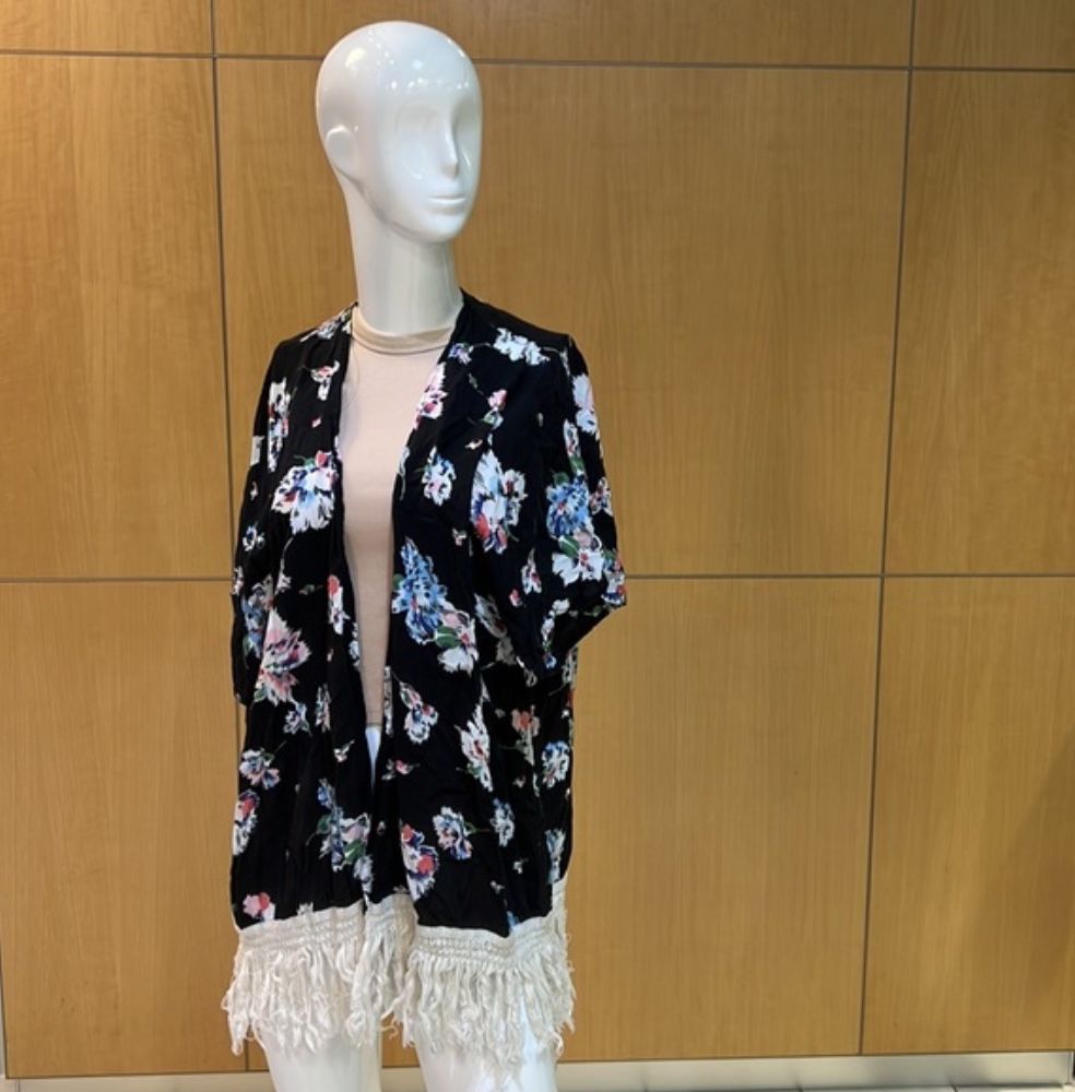 $15 🙂 Umgee Top, Floral Fabric, Fringe Accents, BOHO Style