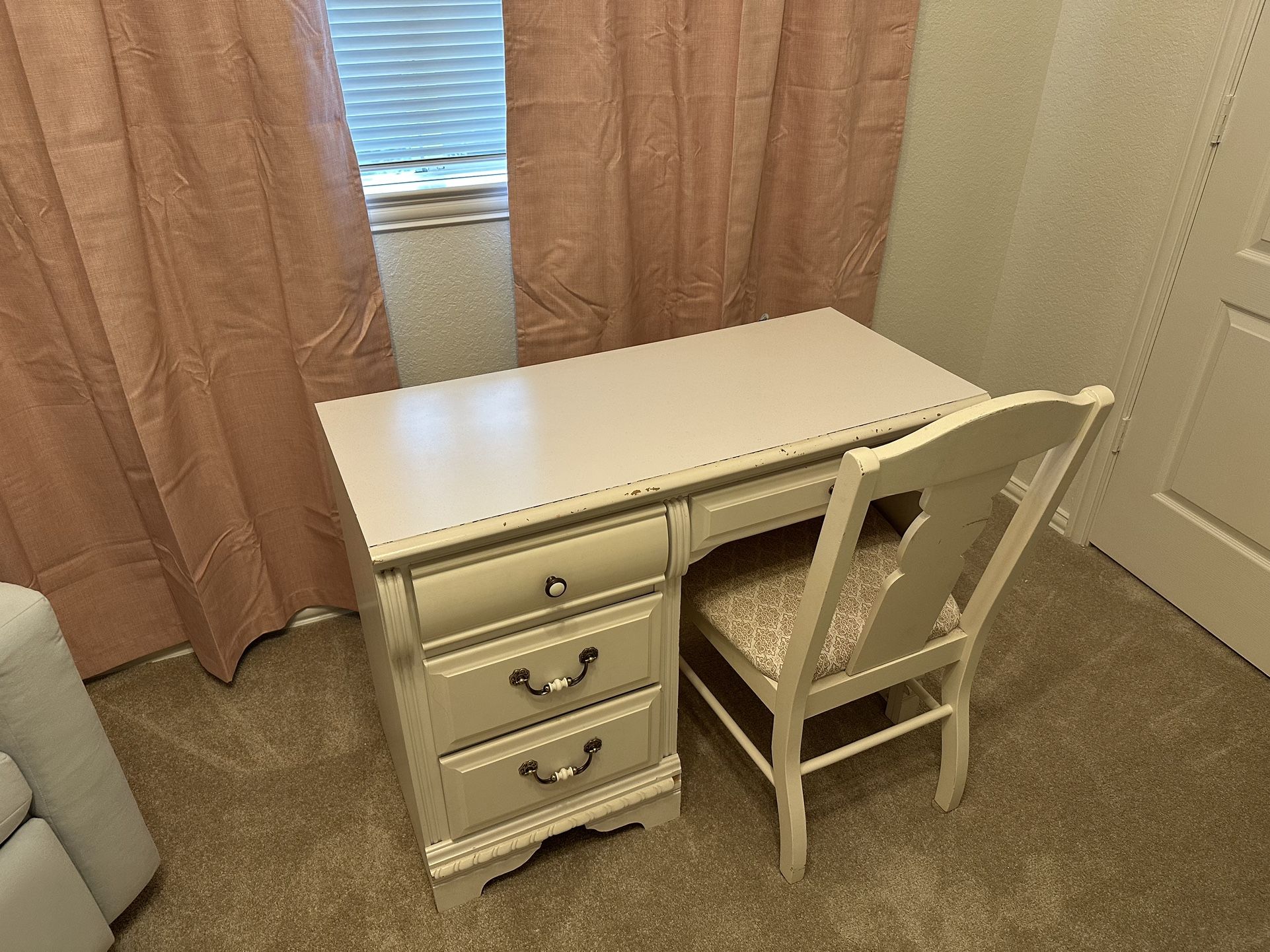 Desk With Chair 