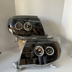 Toyota Tacoma  2005-2011 Headlight 