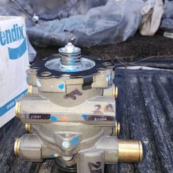 2007 International 9400i  Brake pedal valve 