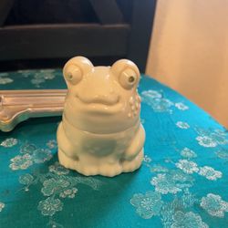 Collectible, Vintage Avon Frog Lotion Bottle 