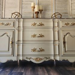 🤍💛 Gorgeous Vintage French Provincial Buffet/Entryway Cabinet/Dresser/ Tv Cabinet 💛🤍