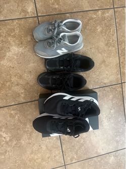 Tennis shoes