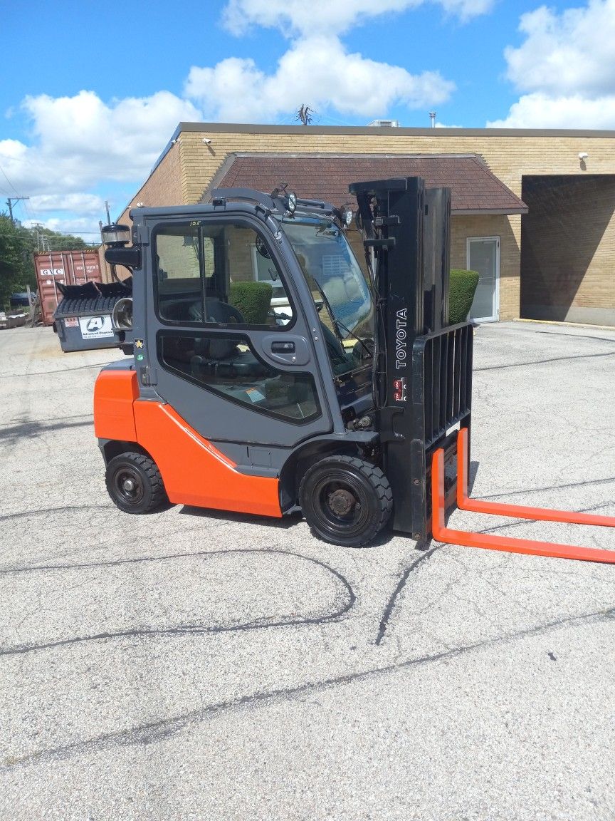 5000 LB Capacity Toyota Pneumatic Forklift