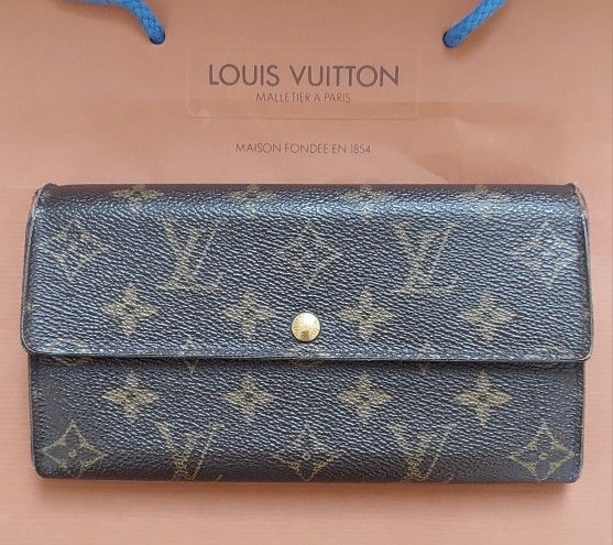 Louis Vuitton

Monogram Sarah Wallet, $250