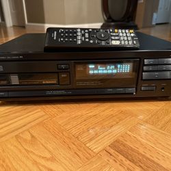  Onkyo DX-C300 6 Disc CD Changer W Remote (Excellent Condition) 