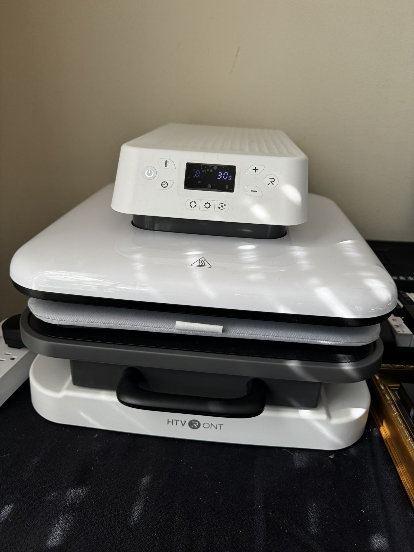 HTVRONT Auto Heat Press machine.