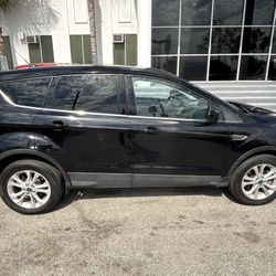 2017 ford escape se black four door all   wheel drive