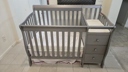 Convertible Baby Crib with Attached Changing Table & Drawers – Excellent Condition

