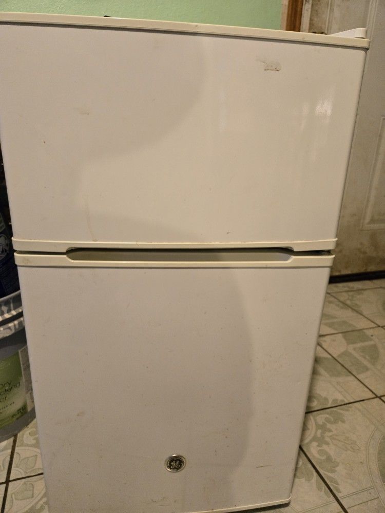 Tengo un refrigerador pequeño en buenas condiciones