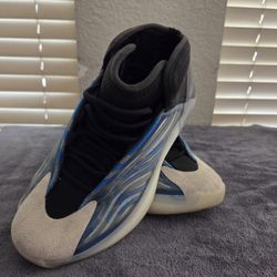 Barely Used Yeezy Quantum In Size 7.5 Mens