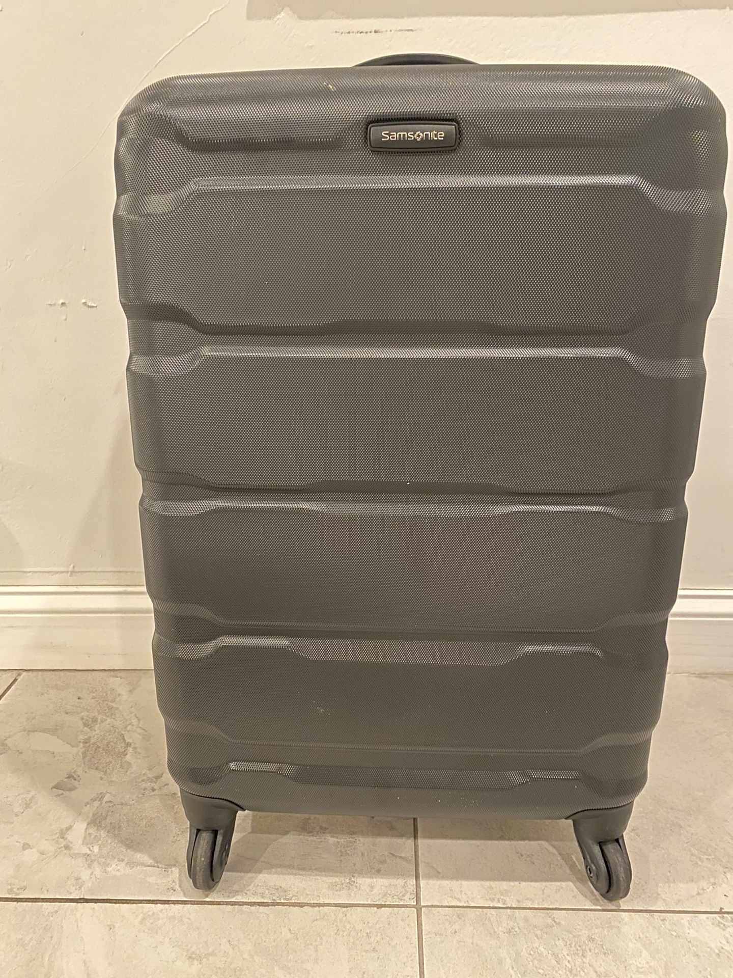Samsonite Omni PC Hardside Expandable Luggage with Spinner Wheels, Checked-Medium 24-Inch, Black