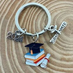 New 2024 Graduation Keychain With Cute Bachelor Cap Design 