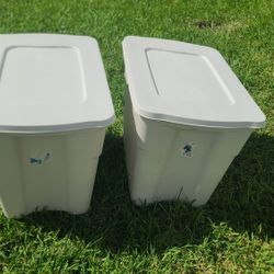2 Plastic Storage Containers Like New 