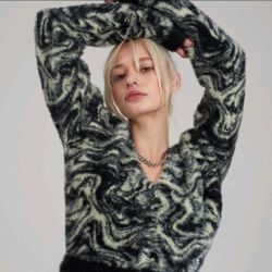 WOMAN GREEN/BLACK MARBLE FUZZY CARDIGAN