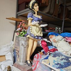 Serving Resin Statue