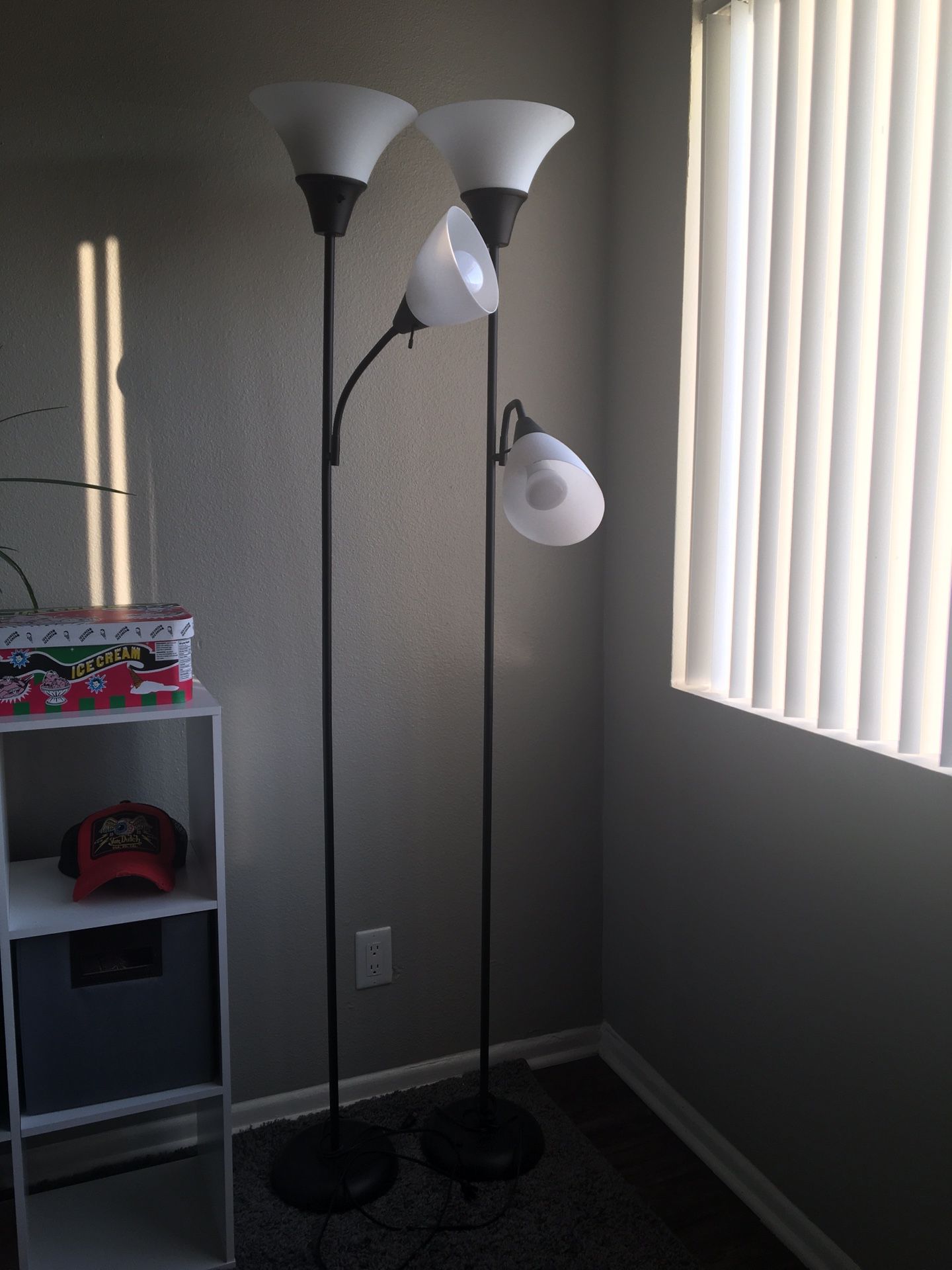 Black Floor lamps