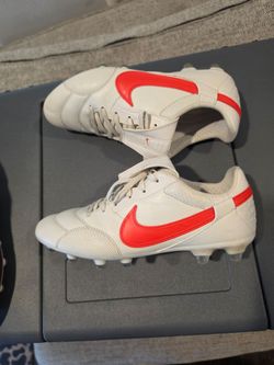 Nike Women cleats size 7 / Y5.5