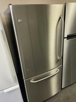 Stainless Steel Bottom Freezer GE with Energy Efficient
