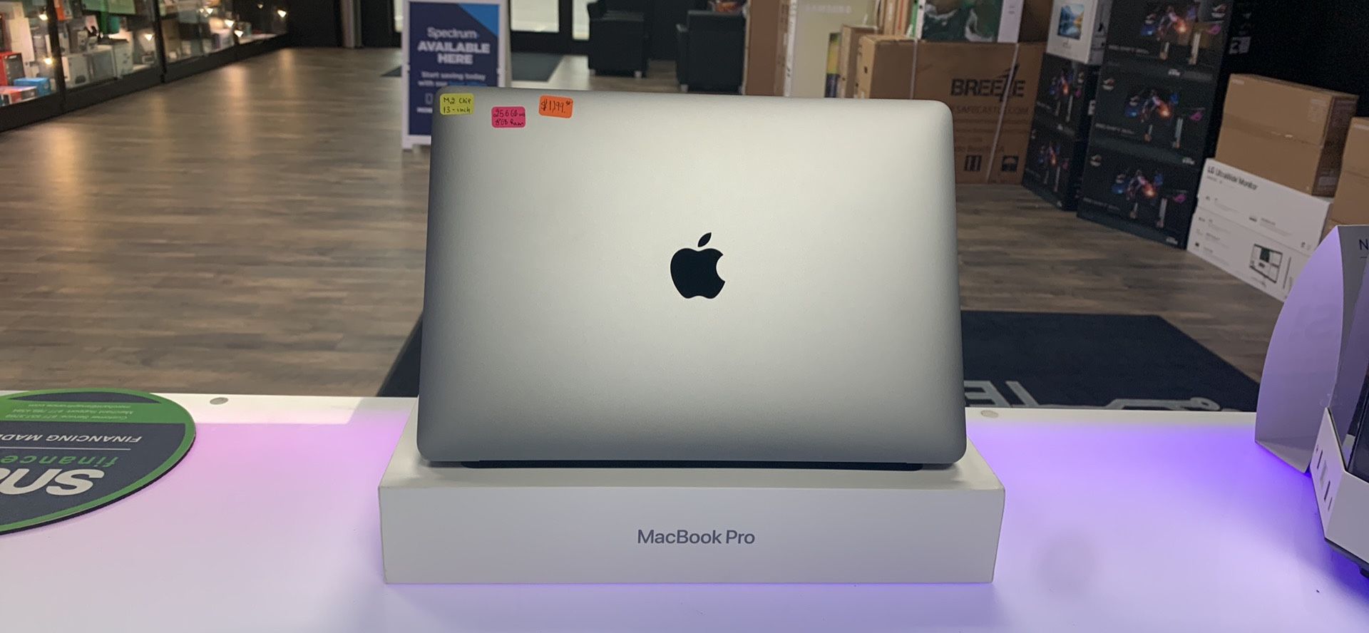 MacBook Air 2022 13” M2 Chip 256GB SSD/8GB RAM Like New Condition