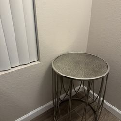 🪞 Elegant Mirrored Side Table