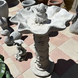 New Bird Bath Made Out Of Cement Perfect Gift 