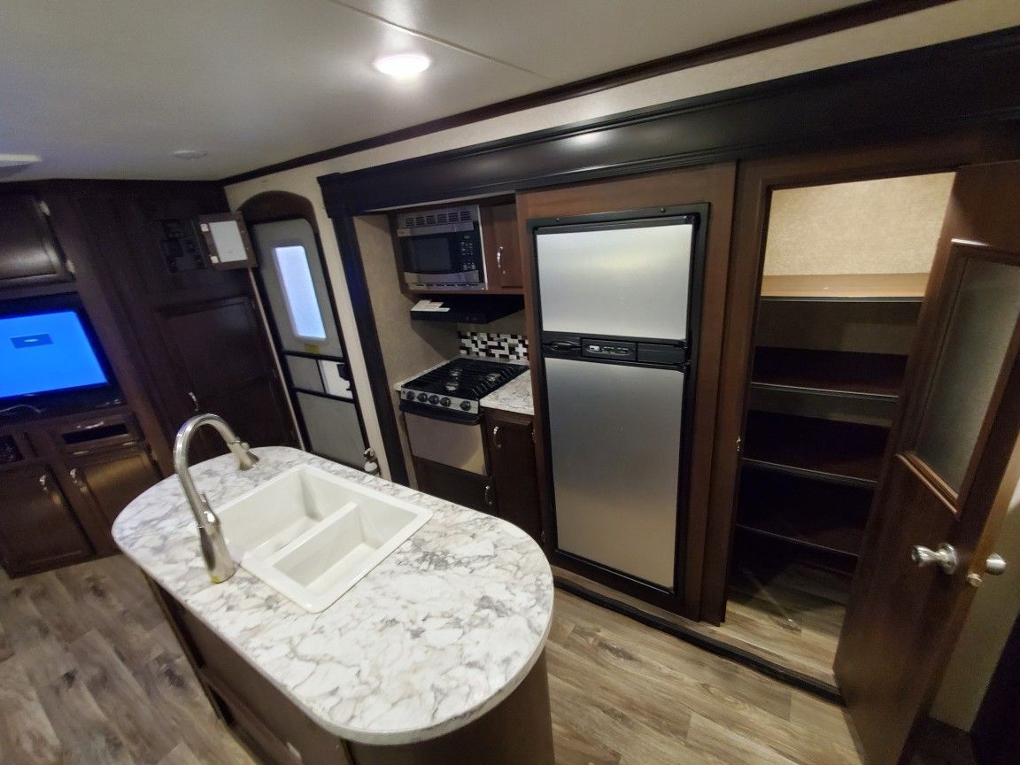 2018 Jayco 32 ft bunk room 3 slide spacious trailer 2 acs 50 amp for