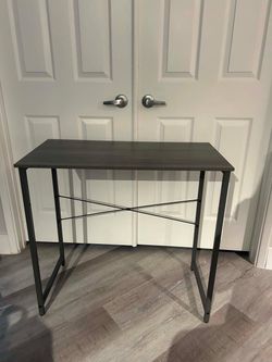 DESK/ MODERN/ COMPUTER DESK/ IN GREAT CONDITION