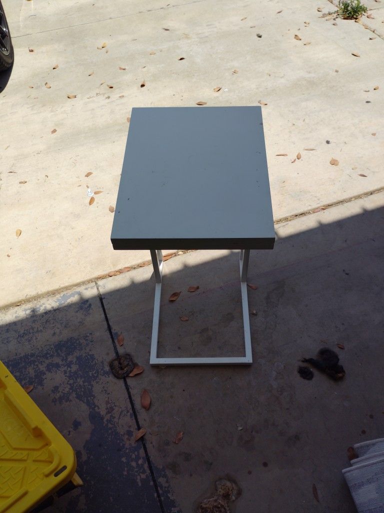 Benjara Dey 27 Inch Modern C Side Table, Gloss Wood