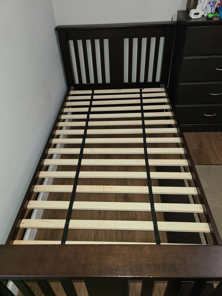 Twin bed frame/Base de cama individual.